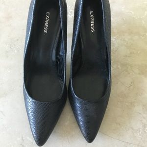Express Black Pumps